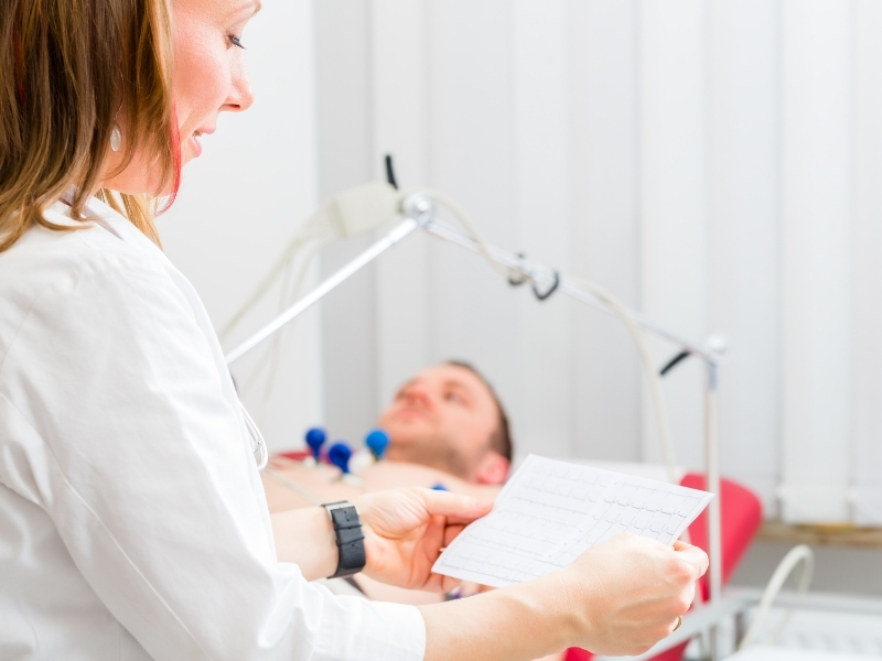 Arztpraxis: Ärztin im Gespräch mit Patient