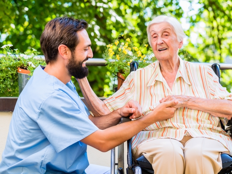 Pflegedienstmitarbeiterin besucht Senior zu Hause