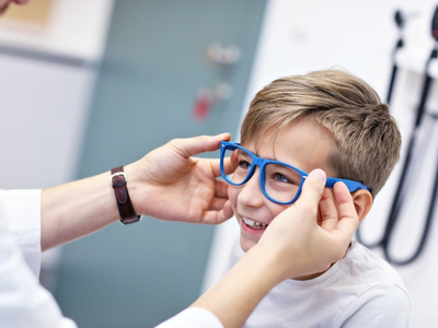 Augenoptiker mit Brillenwand