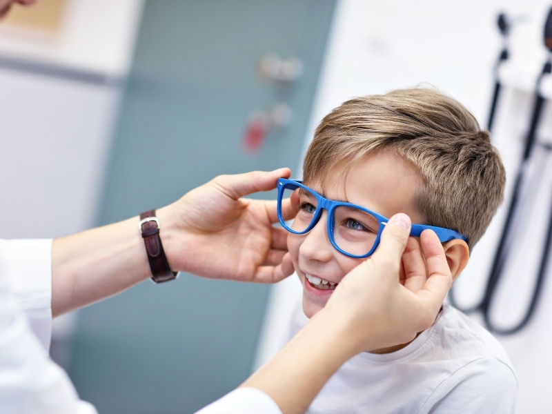 Augenoptiker mit Brillenwand