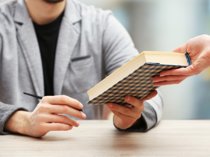 Autor signiert Buch