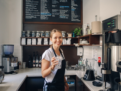 Barista bereitet Kaffee im Café zu