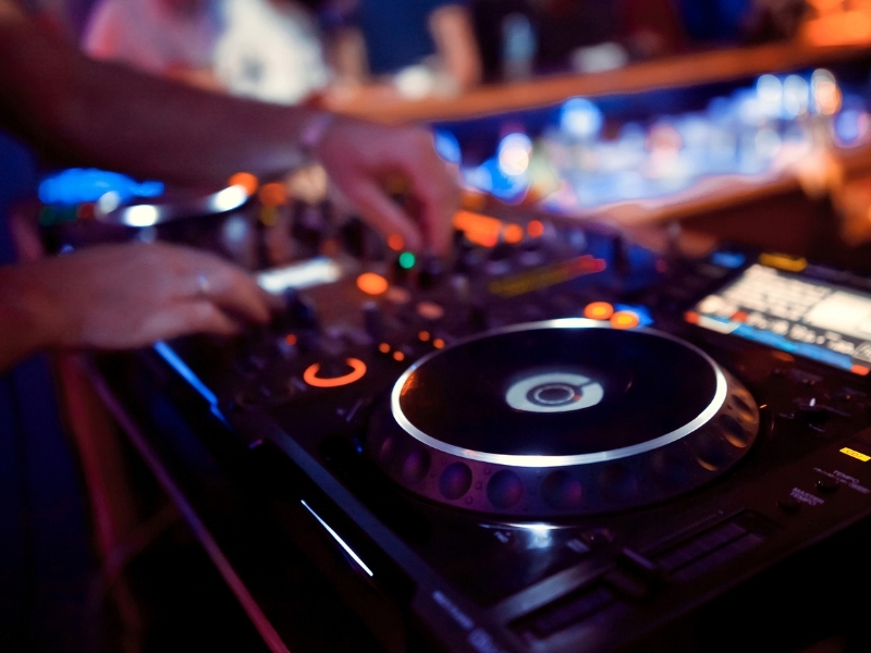 DJ legt auf einer Veranstaltung auf