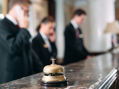 Hotelrezeption mit Gästen