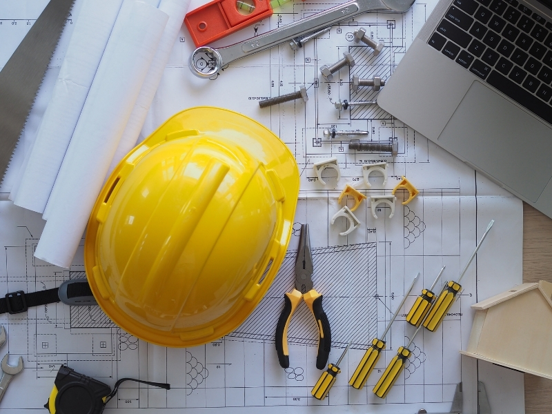 Ingenieurzeichnungen und Helm