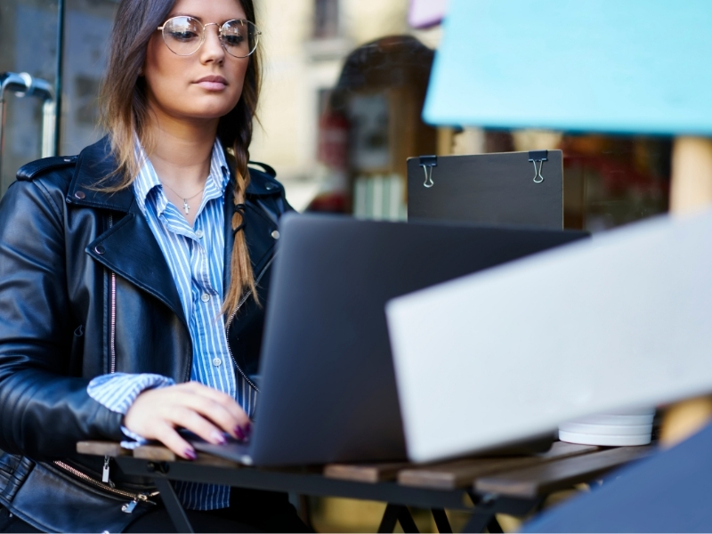 Journalist schreibt am Laptop