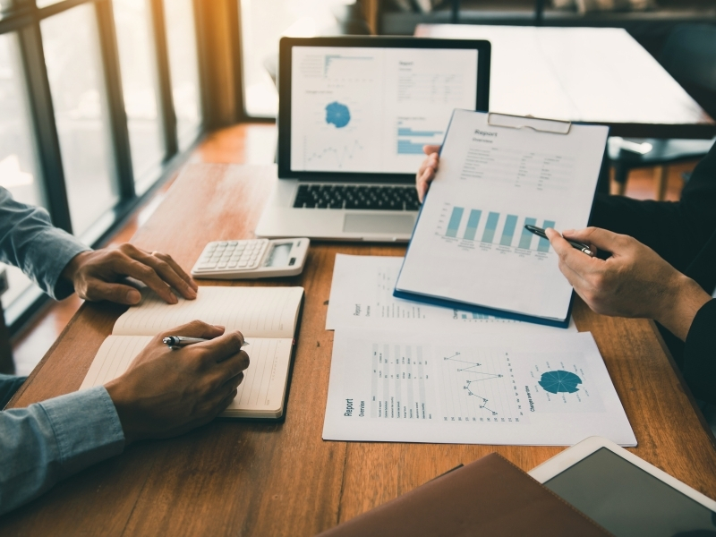 Berater präsentiert Marketing-Dashboard