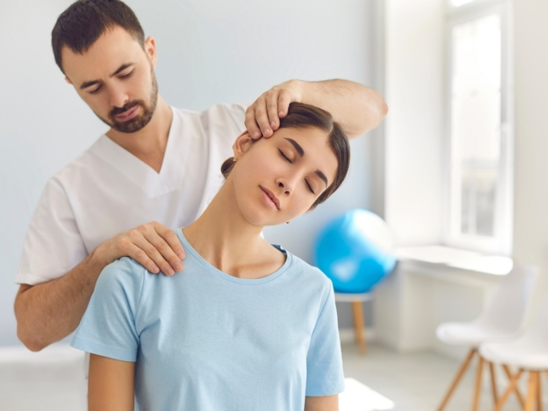 Physiotherapeut behandelt Schulter