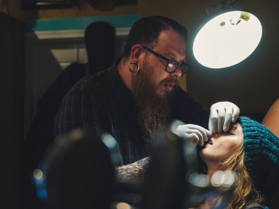 Piercer mit sterilem Equipment