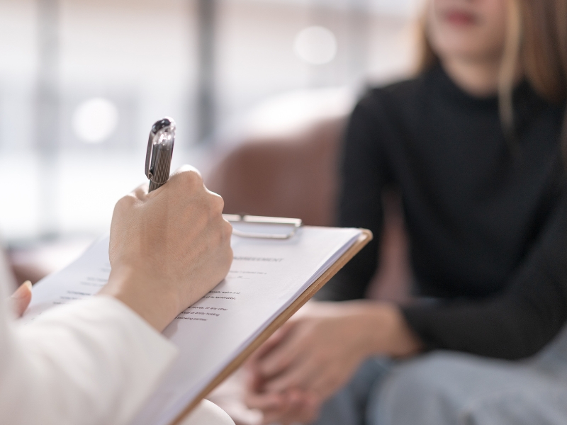 Therapieraum mit zwei Sesseln