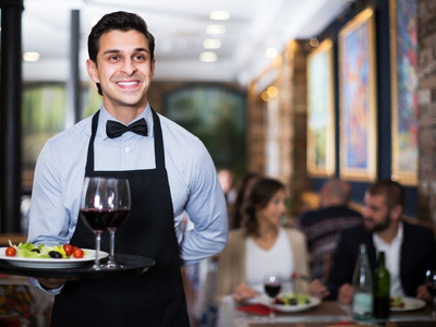 Restaurant mit gedecktem Tisch