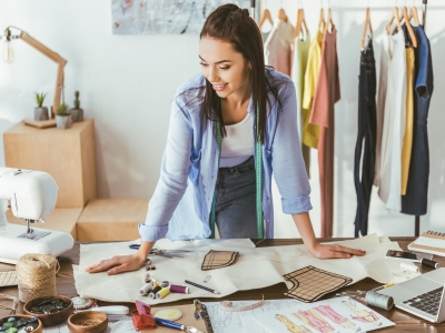 Schneiderin bei der Arbeit
