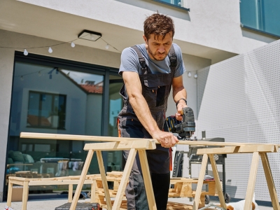 Tischler hobelt Holz