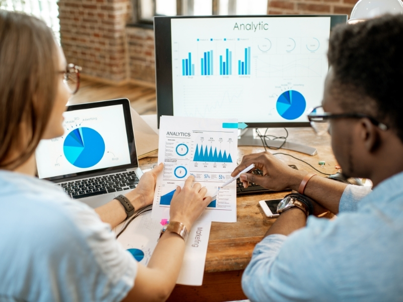 Versicherungsmathematiker analysiert Daten