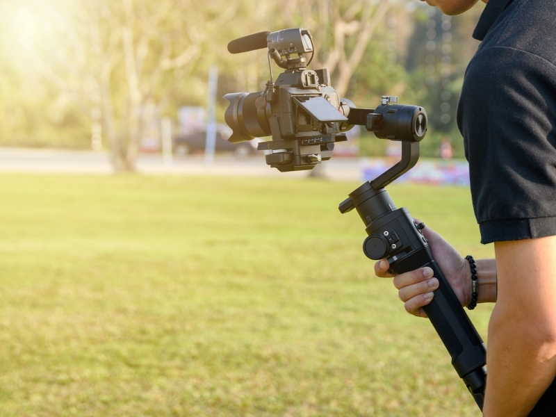 Videograf filmt mit Kamera auf Gimbal